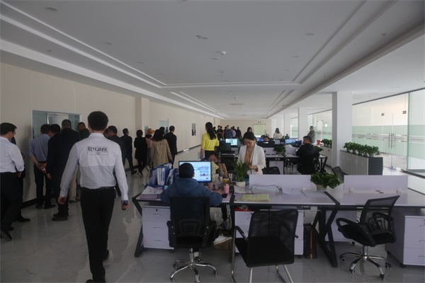领导们参观信永辉电子科技的生产车间、无尘车间及办公区