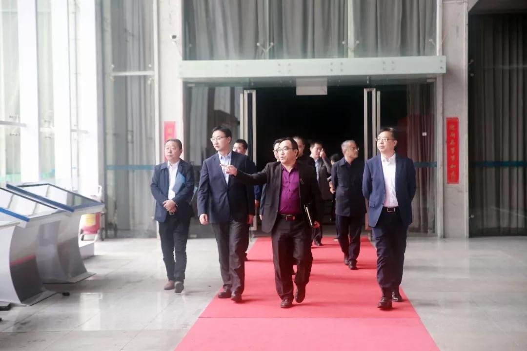 领导们参观中亚会议中心