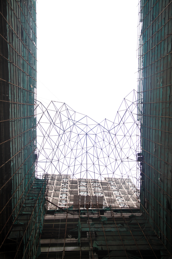 建设中的奥特莱斯中庭网架采光屋顶