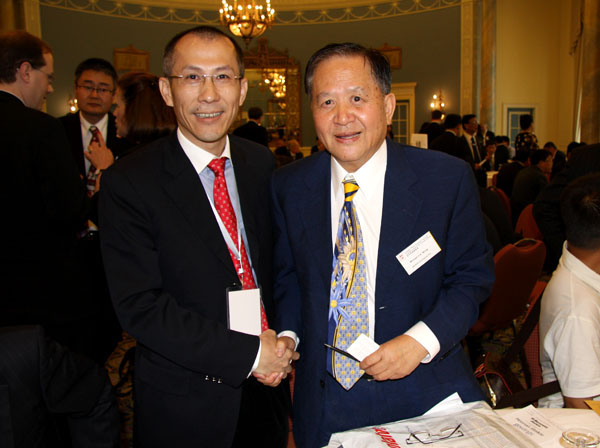 总裁与加国著名设计师Michael.H.K. Wong先生探讨中亚电子博览中心总规划