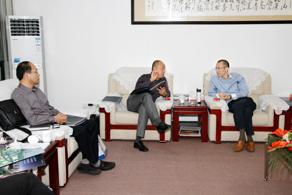 黄炳煌总裁（右）与陈大扬秘书长（中）就深圳电子行业专业问题进行深入探讨