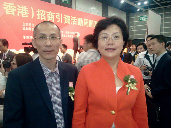 黄炳煌委员与江西省九江市市长曾庆红同志（右）合影