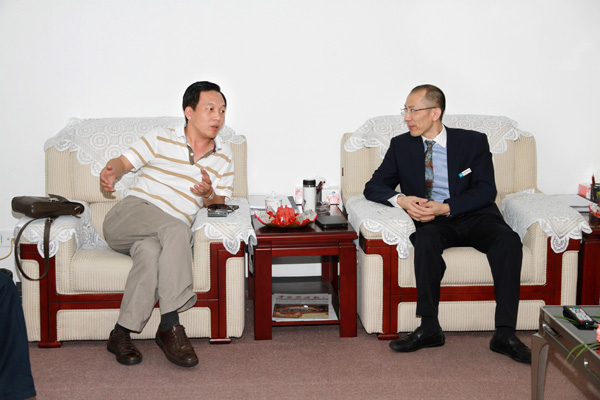 深圳市电脑经销商商会会长康健先生（左）与黄炳煌总裁就双方合作事宜进行了深入洽谈