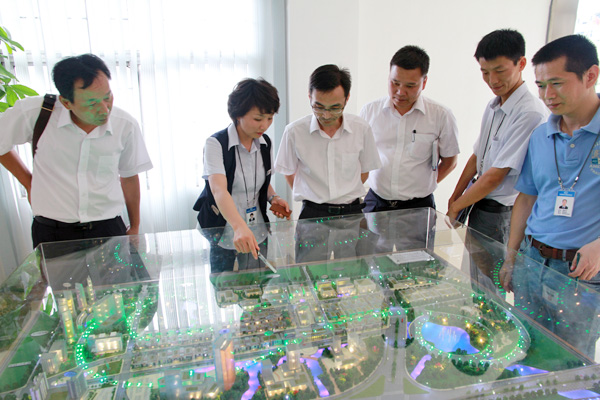 建行领导一行在认真观看中亚电子博览中心规划沙盘