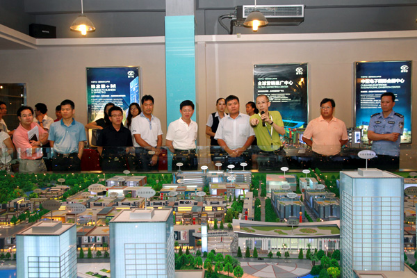 黄炳煌总裁向一行区领导讲解中亚电子博览中心项目具体规划