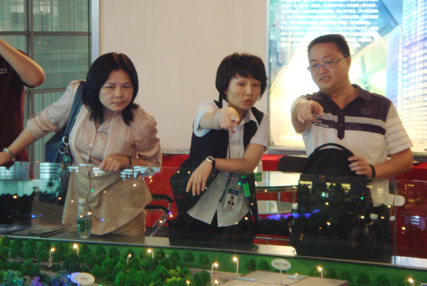 集团总裁助理杨红丽向赛博数码广场华南区总经理杨刘超介绍项目总体规划