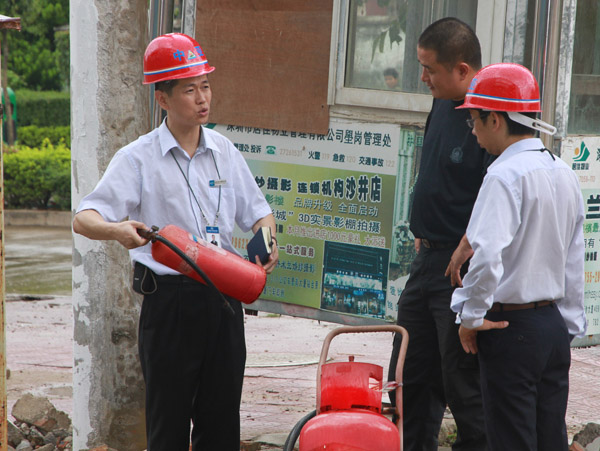 总裁办领导谢锦平仔细检查工地消防设备