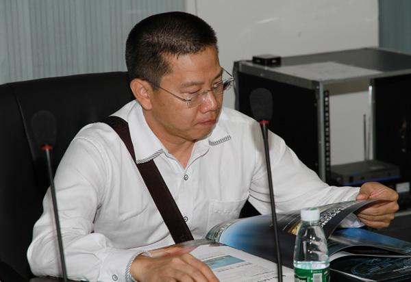 薛学明总经理在认真阅读项目招商手册