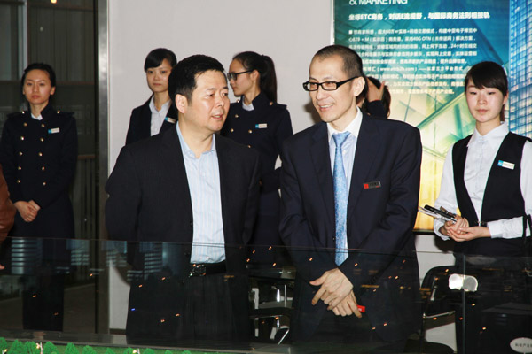 王强副主席和黄总裁就项目发展规划深入探讨