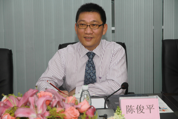 陈俊平副总裁向连区长汇报项目建设进度