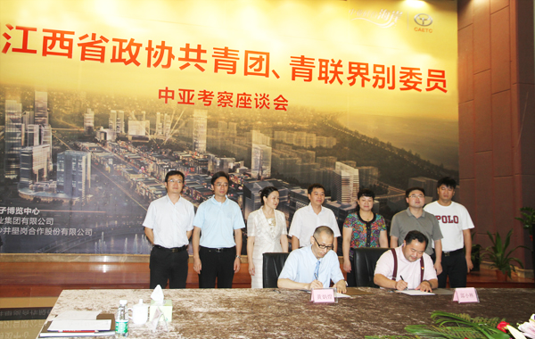 邱小林代表南昌理工学院与黄炳煌总裁签订战略合作协议