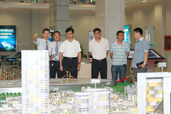 龙江县政府领导班子参观中亚硅谷项目沙盘