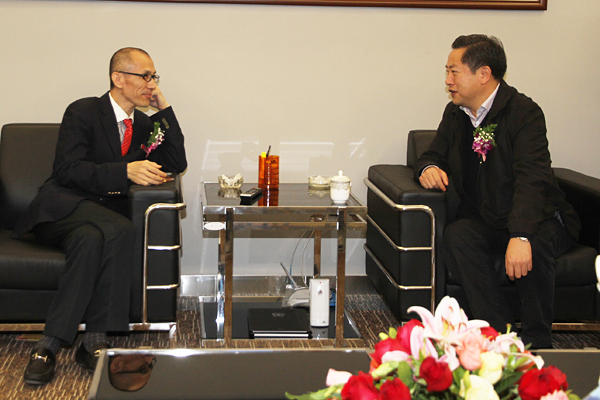 集团总裁黄炳煌（左）与永州市经济和信息化委员会党组书记、主任周新辉（右）沟通交流