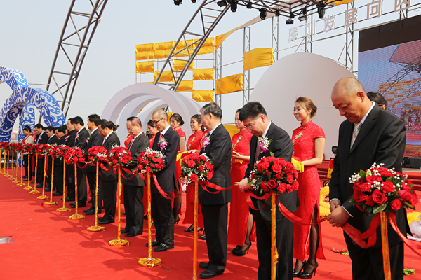 12月12日上午，中亚硅谷海岸举行盛大开业仪式