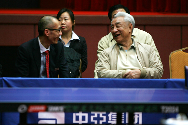 黄炳煌总裁陪同邹家华首长欣赏精彩比赛