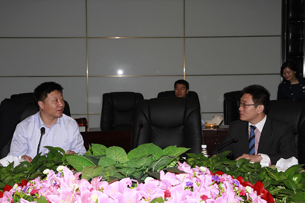 天津市津南区副区长张伟（左）与陈俊平（右）副总裁亲切交谈