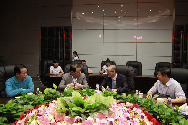黄炳煌总裁（右二）、丁健副总裁（右）与孙欣董事长（左）、王修德总裁（左二）交流探讨