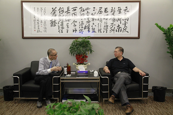 黄炳煌总裁（左）与廖军文副主席（右）亲切交谈