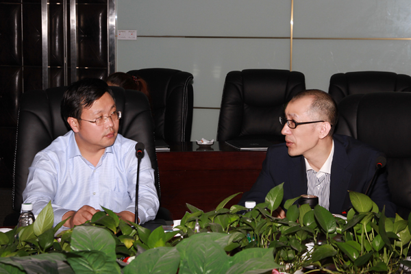 黄炳煌总裁（右）与李小龙副秘书长（左）交流