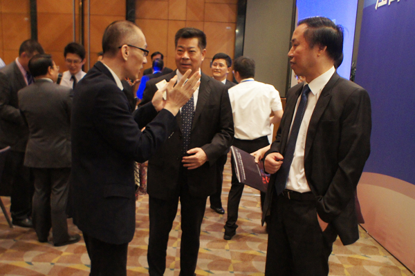 黄炳煌总裁（前左一）与江西省委常委、江西省委统战部部长蔡晓明（中）交谈
