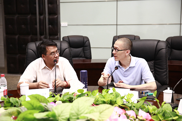 黄炳煌总裁（右）与彭峰院长（左）交流