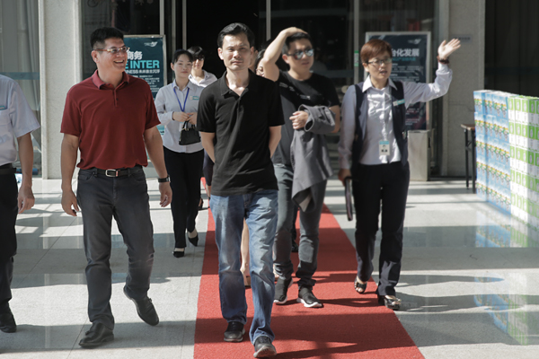 集团常务副总裁黄炳华（右）陪同五华集团董事长康忠民（左）参观项目园区 