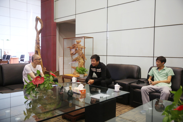 黄炳煌总裁（左）与李冉助理（中）、马晓杰总经理（右）交流