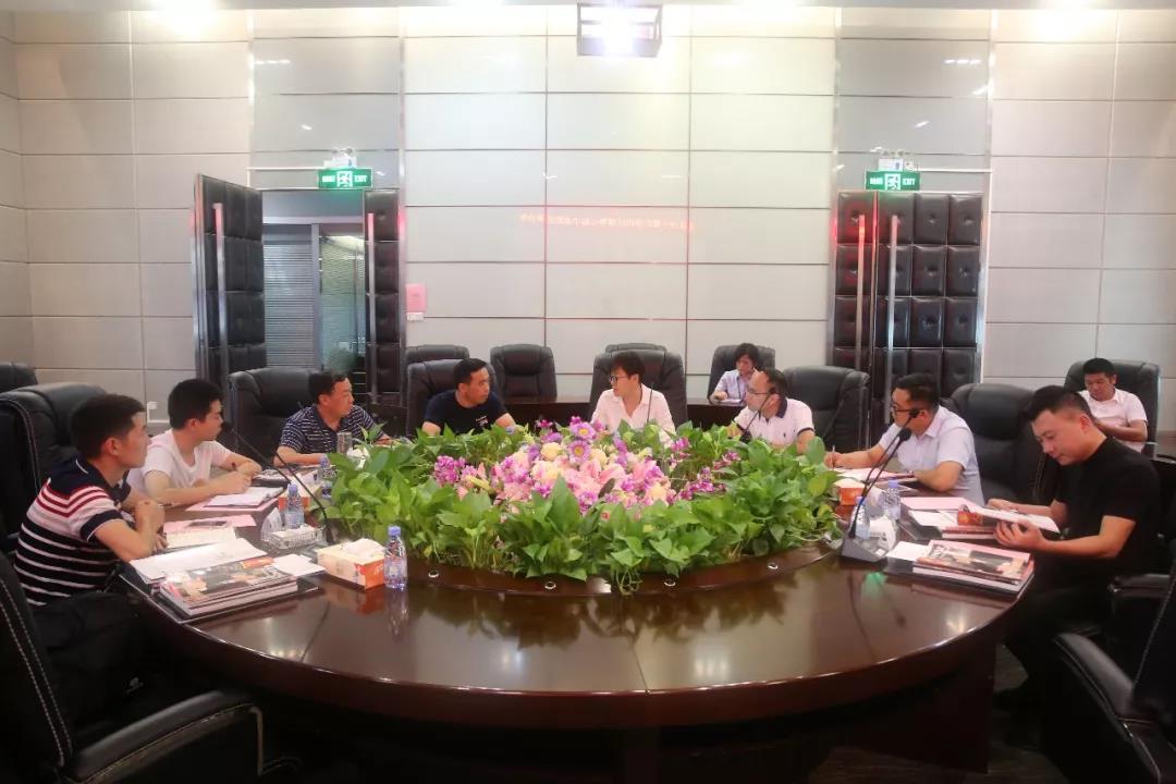 郧阳区委常委、统战部长王成（左二）与集团常务副总裁夏萍（左三）洽谈