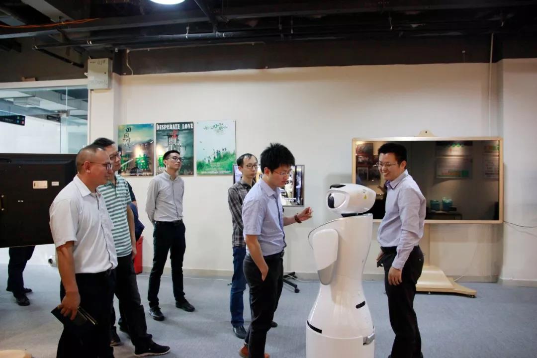 领导们参观康养云平台和陪护机器人展厅