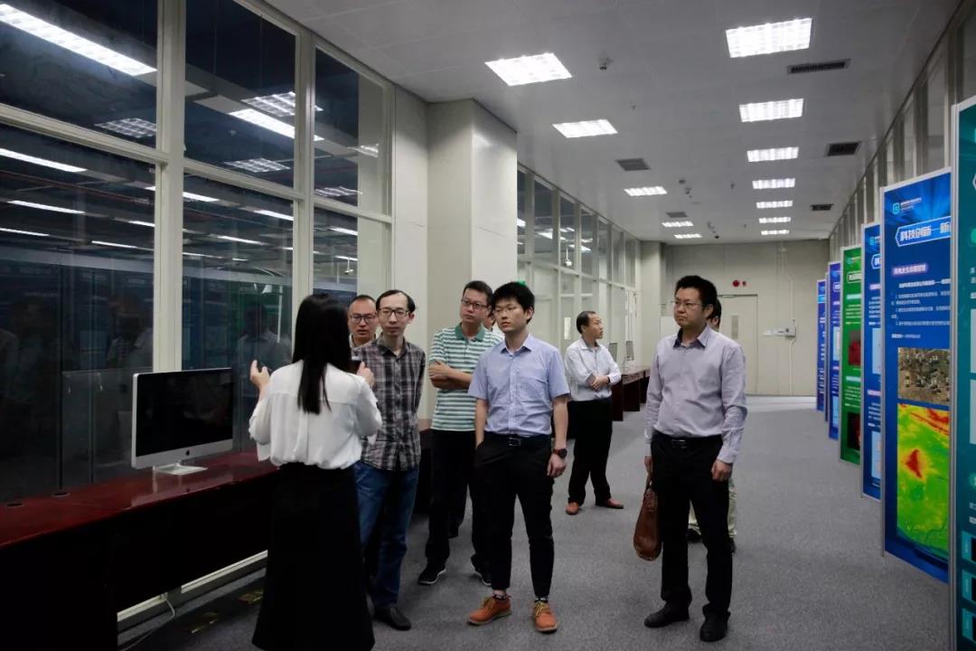 领导们参观国家超级计算深圳中心