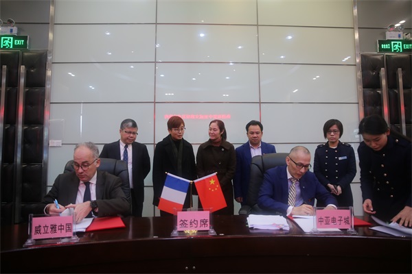 集团总裁黄炳煌（右）与威立雅中国区能源事业部高级副总裁Mr.毕（左）签订合作协议
