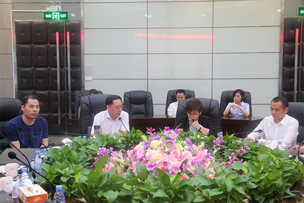 夏萍（左）向陈汉华书记（右）介绍中亚的发展战略