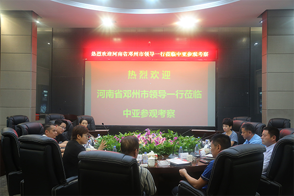 夏萍向来访领导介绍中亚与内地政府合作的模式
