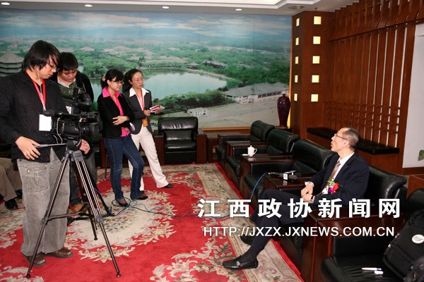 黄炳煌先生接受中央电视台和新华社记者联合采访