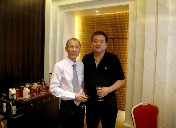 黄炳煌董事长与抚顺市市长助理、经济开发区主任佟泽宾合影