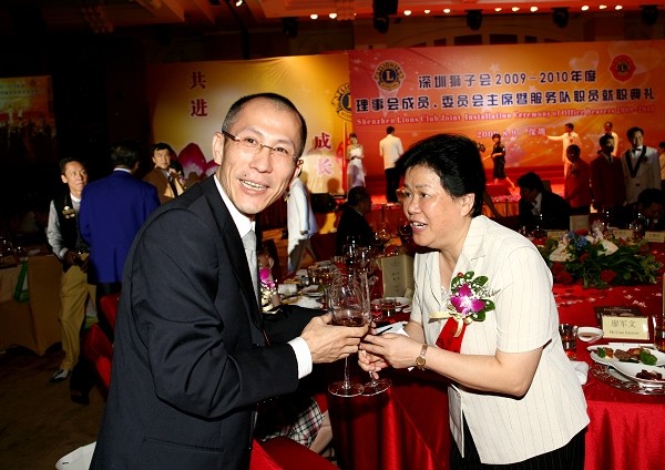 黄炳煌委员与深圳市残联理事长、中国狮子联会副会长高建伟女士合影