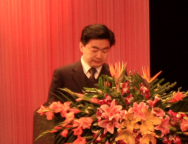 省委常委、市委副书记、代市长王荣在启动仪式上致辞