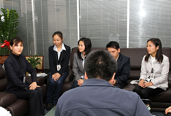 集团总裁助理刘小姐对员工进行礼仪培训