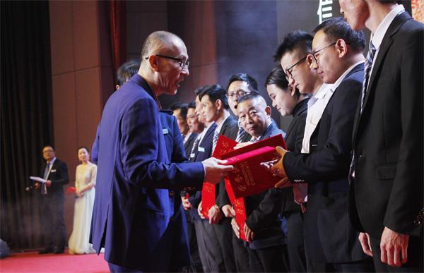 集团总裁黄炳煌为年度合格经理（主管）颁奖