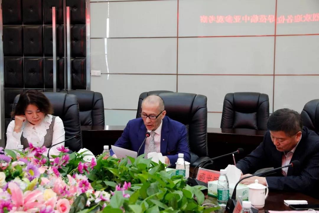 中亚国际跨境电商产业城圆满揭牌