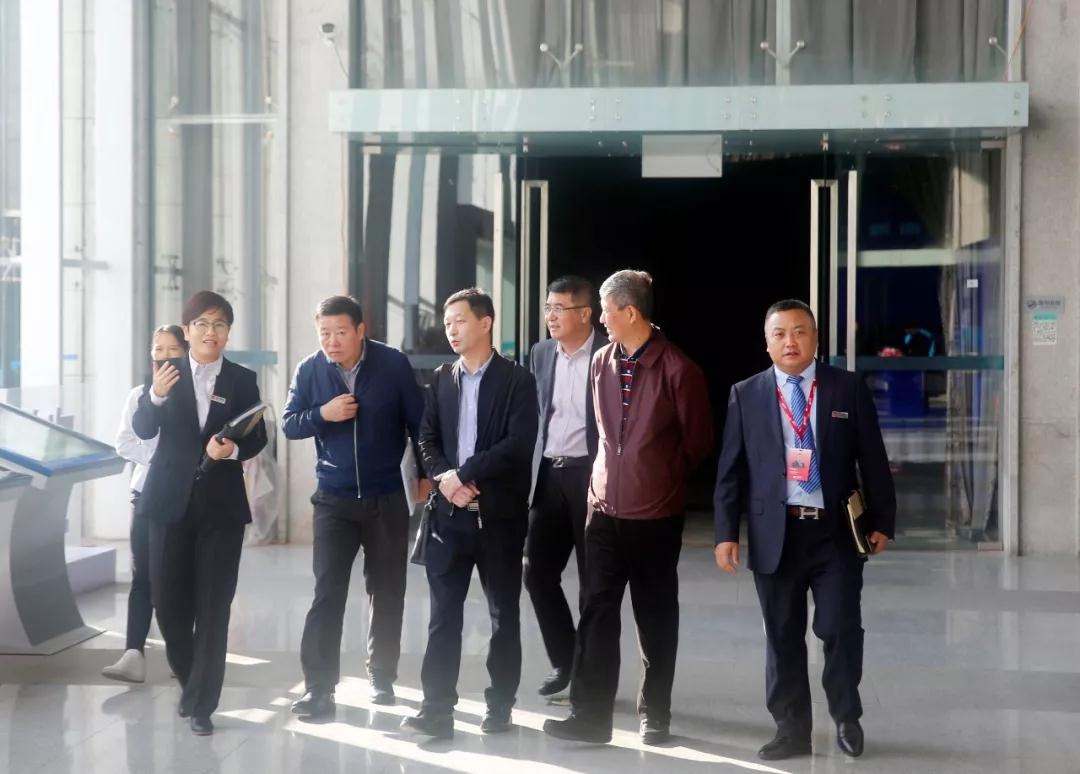领导们参观中亚国际会议中心