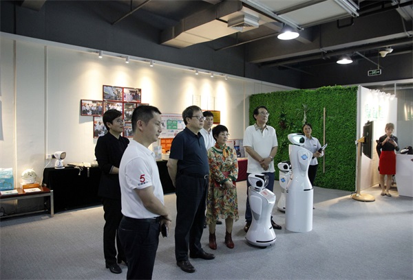 参观园区康养云平台和陪护机器人企业展厅