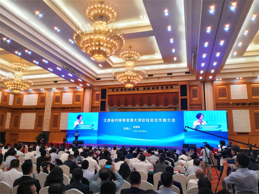 吴忠琼主持会议