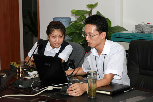 网络部主管杨凯为全体参会人员详细介绍了OA系统的各种功能