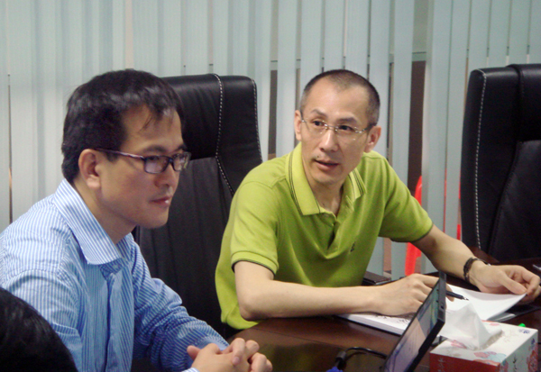 总裁向沈永淳（左）总经理介绍中亚ETC概况