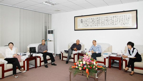 深圳市电子商会常务副会长、秘书长陈大扬一行专家在认真观看中亚ETC宣传视频