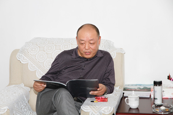 陈大扬秘书长在认真阅读招商手册