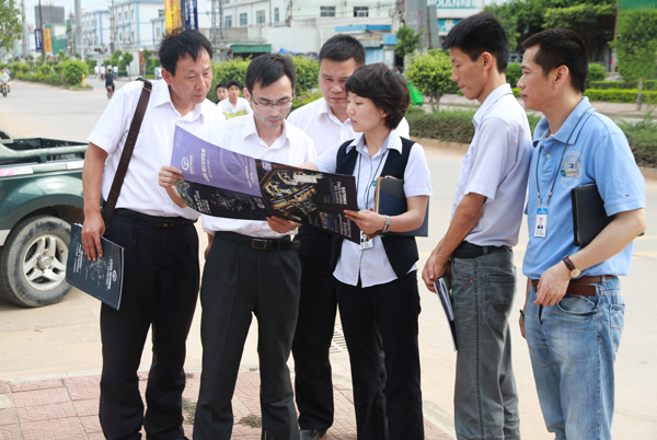 总裁助理杨红丽在项目现场向来宾介绍中亚ETC各业态规划