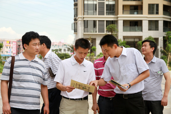 考察团一行嘉宾在中亚ETC项目现场参观考察