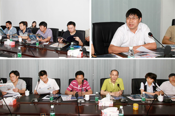 黄炳煌总裁向考察团成员胡小平（左）介绍中亚电子博览中心项目具体规划